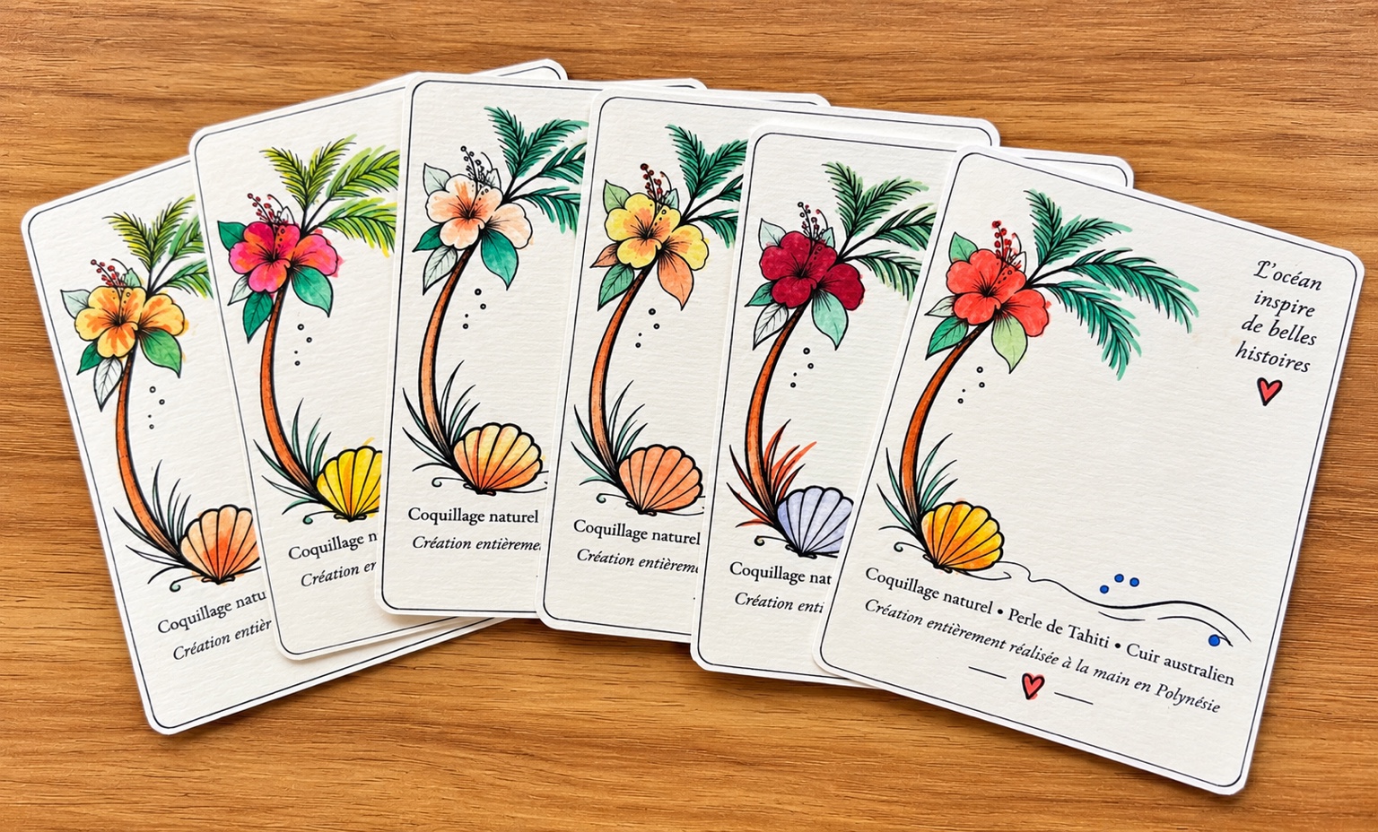 Cartes illustrées de fleurs tropicales et de coquillages, mises en couleur à la main