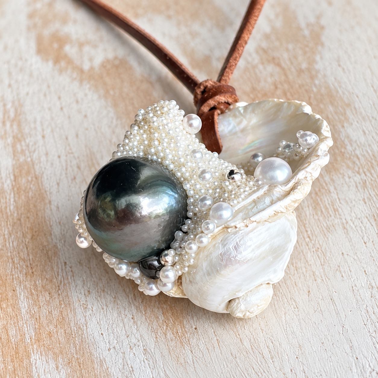 Collier Écume de nacre, coquillage nacré et perle de Tahiti sombre