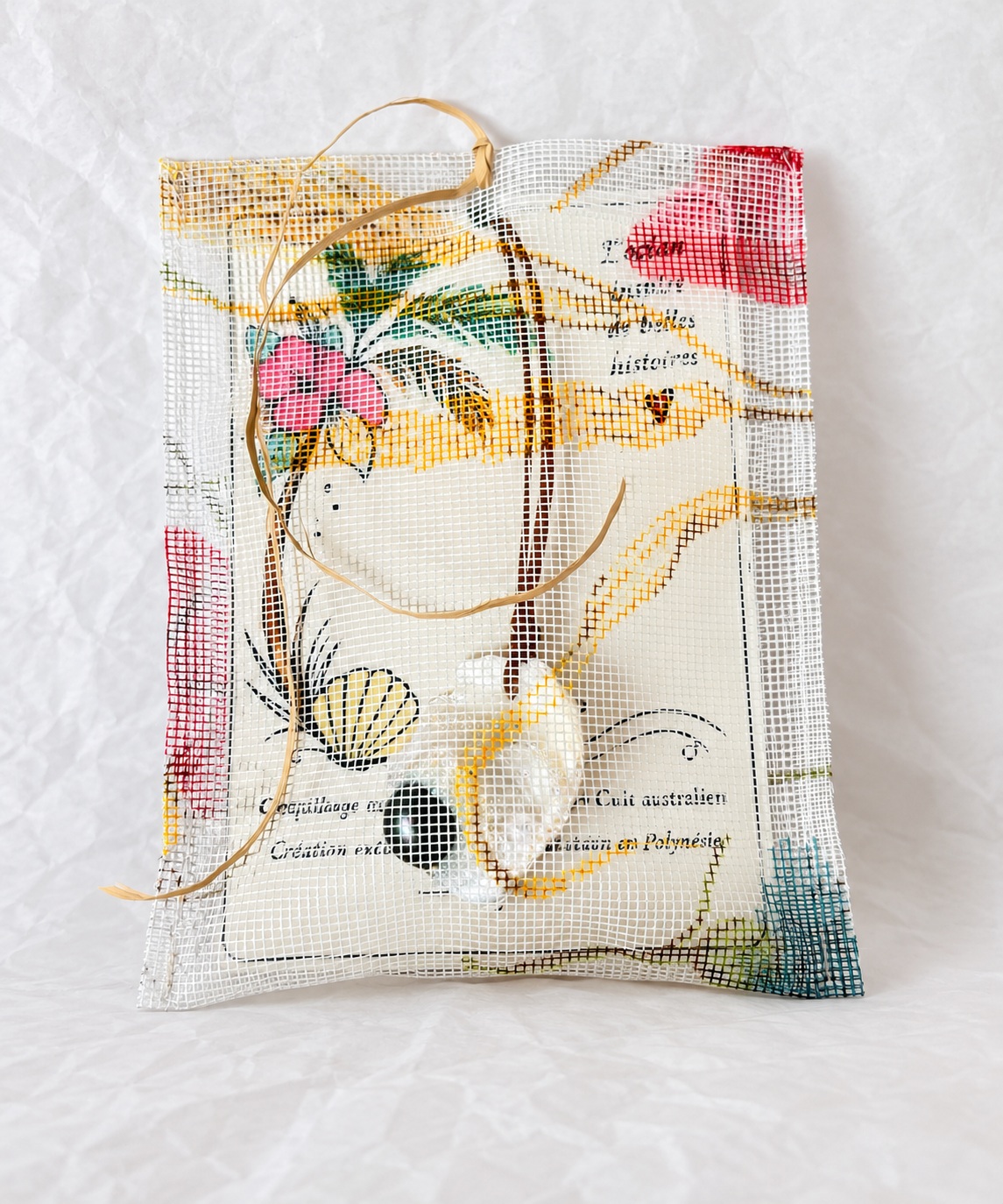 Collier et carte illustrée dans une pochette artisanale en tissu fleuri